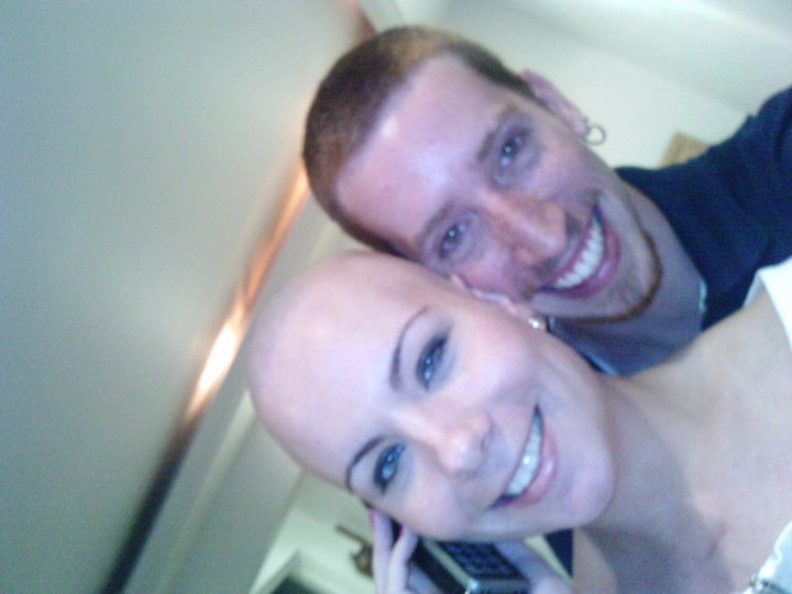 O namorado também raspa a cabeça para dar força para a namorada em quimioterapia 2