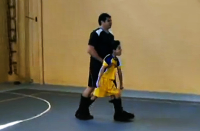 Pai cria bota especial para filho com paralisia poder jogar futebol 1